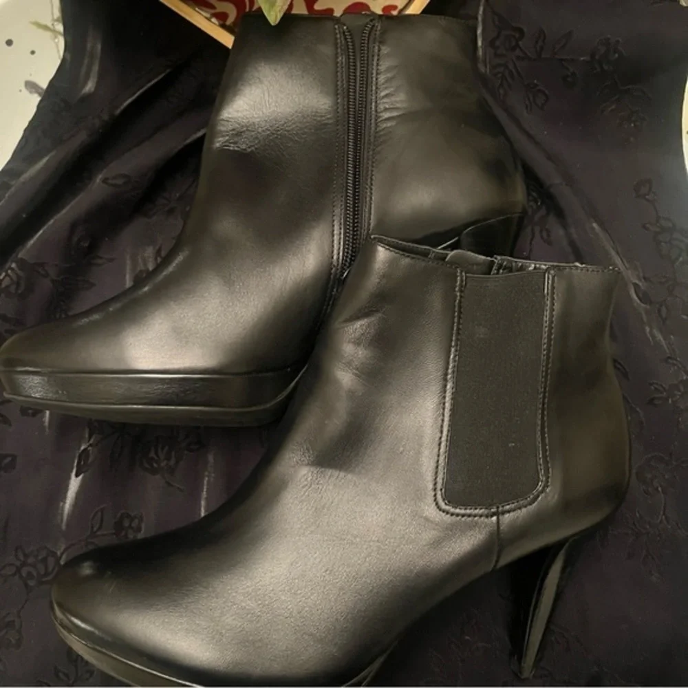 Antonio Melani Women's 9M Black Leather Heels Boots